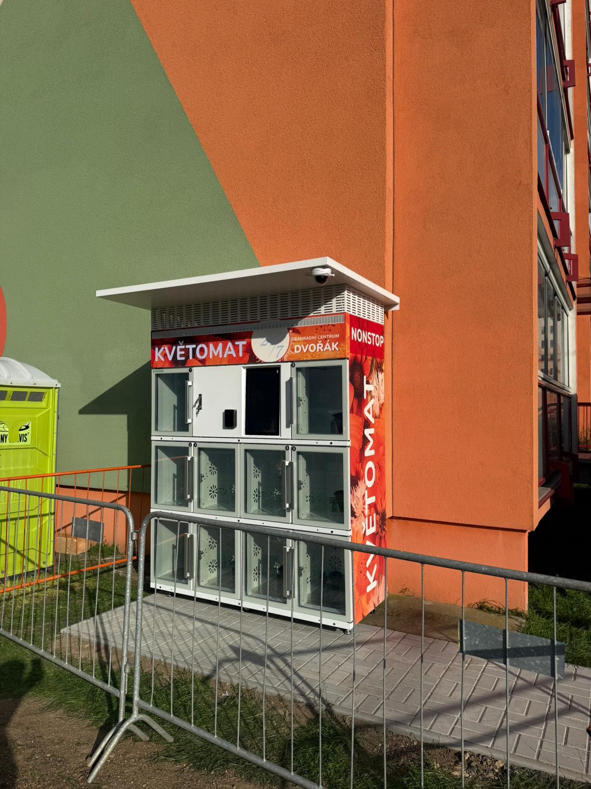 Čelní pohled na květomat s deseti boxy v Teplicích